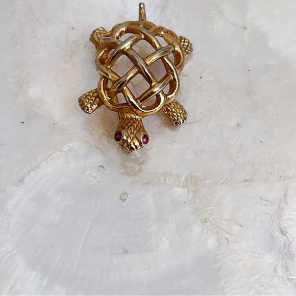 Napier Gold Tone Faux Pink Ruby Eye Mini Turtle Brooch 1 3/8” - Picture 2 of 12